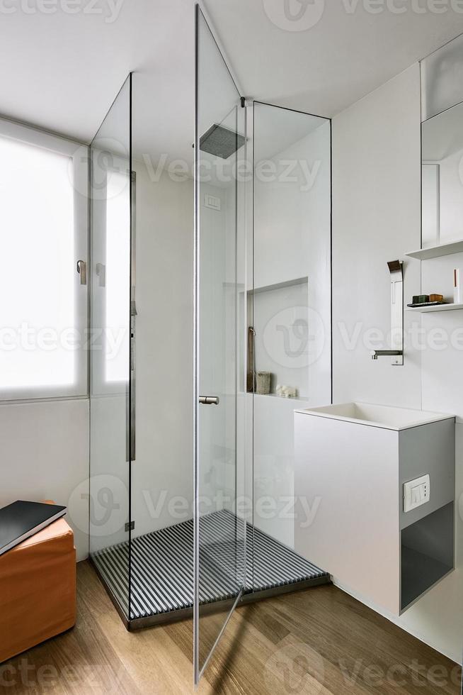 interno bagno moderno in primo piano il box doccia foto