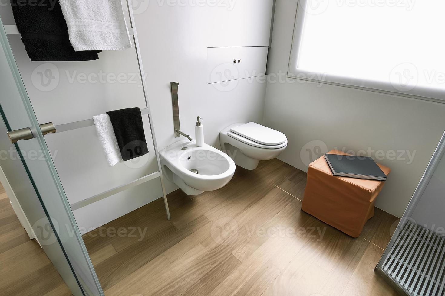 arredo bagno moderno il cui pavimento è in legno foto