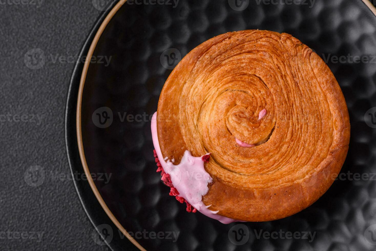 il giro soffio Pasticcino brioche con lampone Riempimento o nuovo York rotolo foto