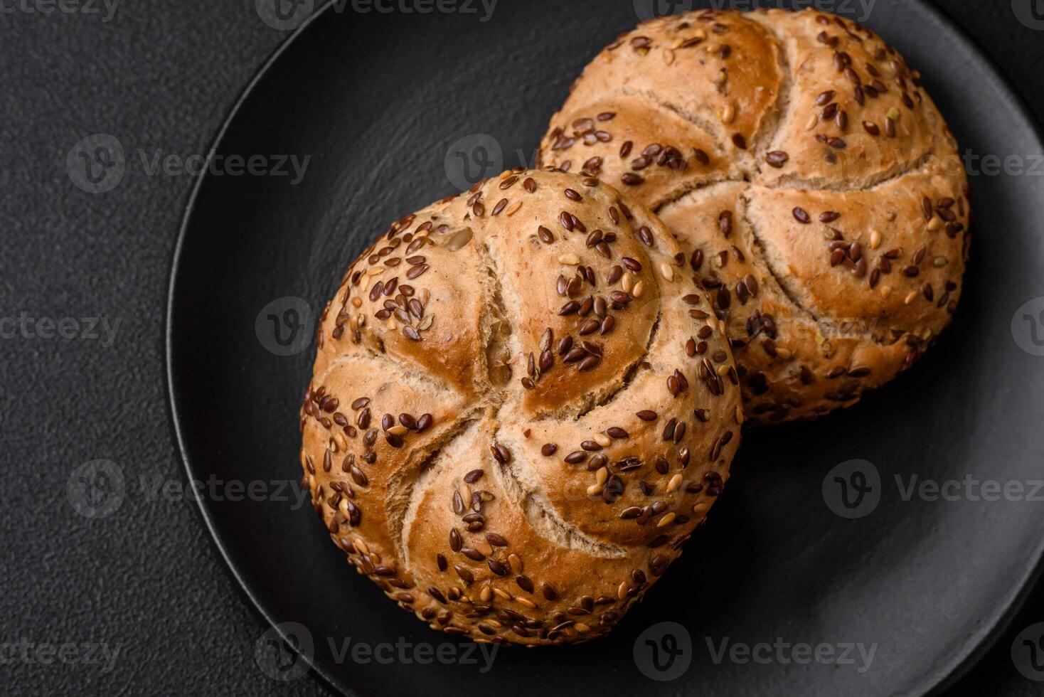 delizioso appena al forno croccante ciambella o Kaiser rotolo con sesamo semi foto