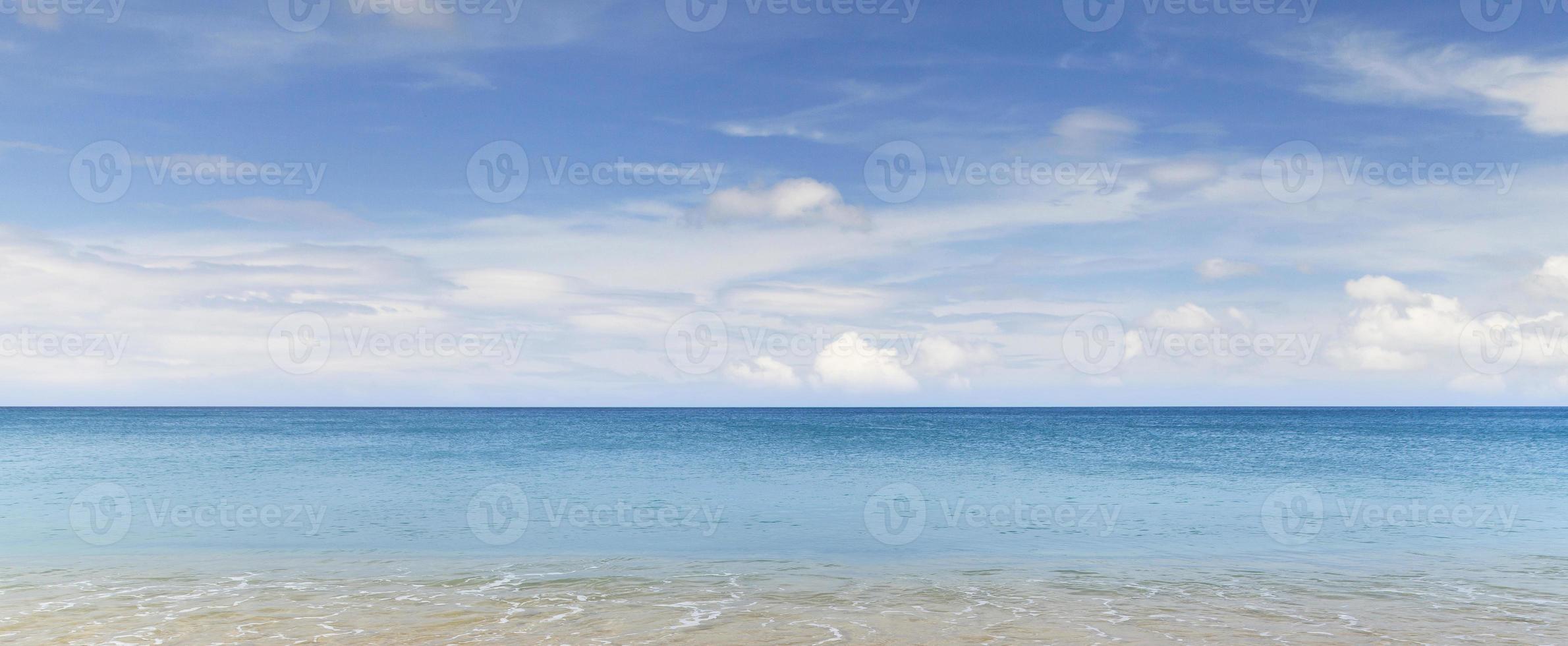 spiaggia di sabbia e oceano blu foto