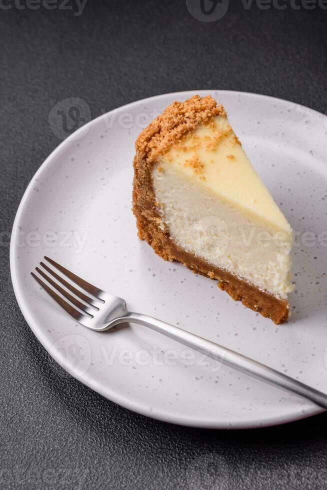 delizioso dolce torta di formaggio torta su strutturato calcestruzzo sfondo foto