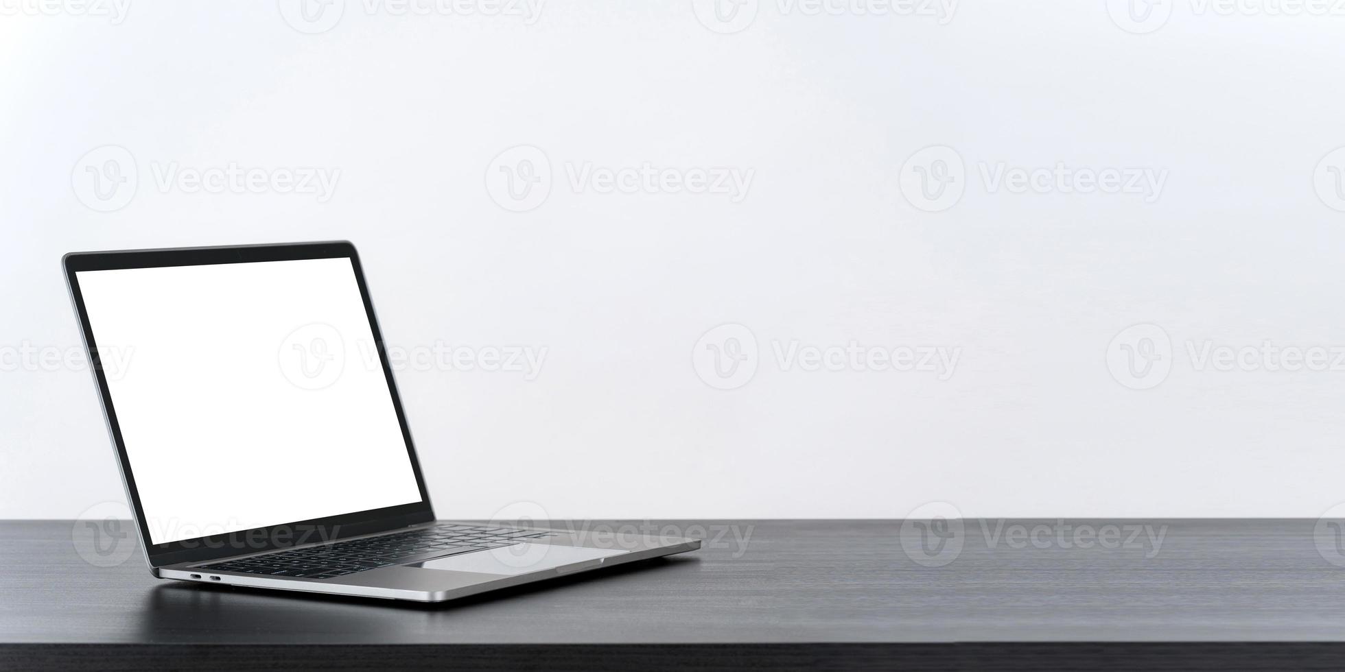 schermo bianco vuoto del computer portatile sul tavolo foto