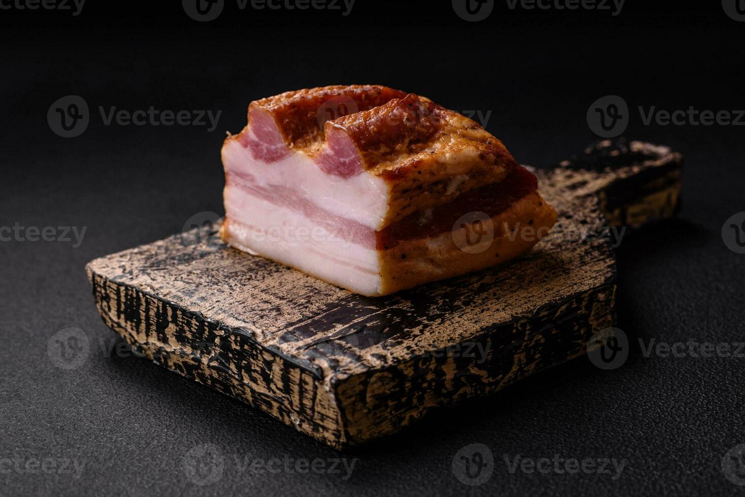 delizioso caloria affumicato Bacon con sale, spezie e erbe aromatiche foto