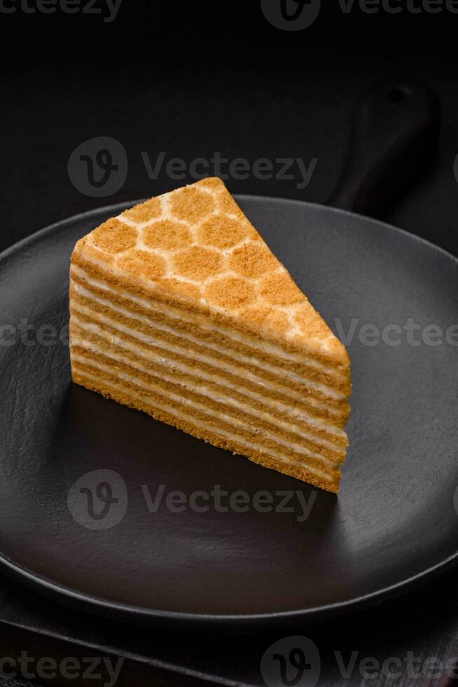 delizioso fresco dolce miele torta strato torta con bianca crema foto