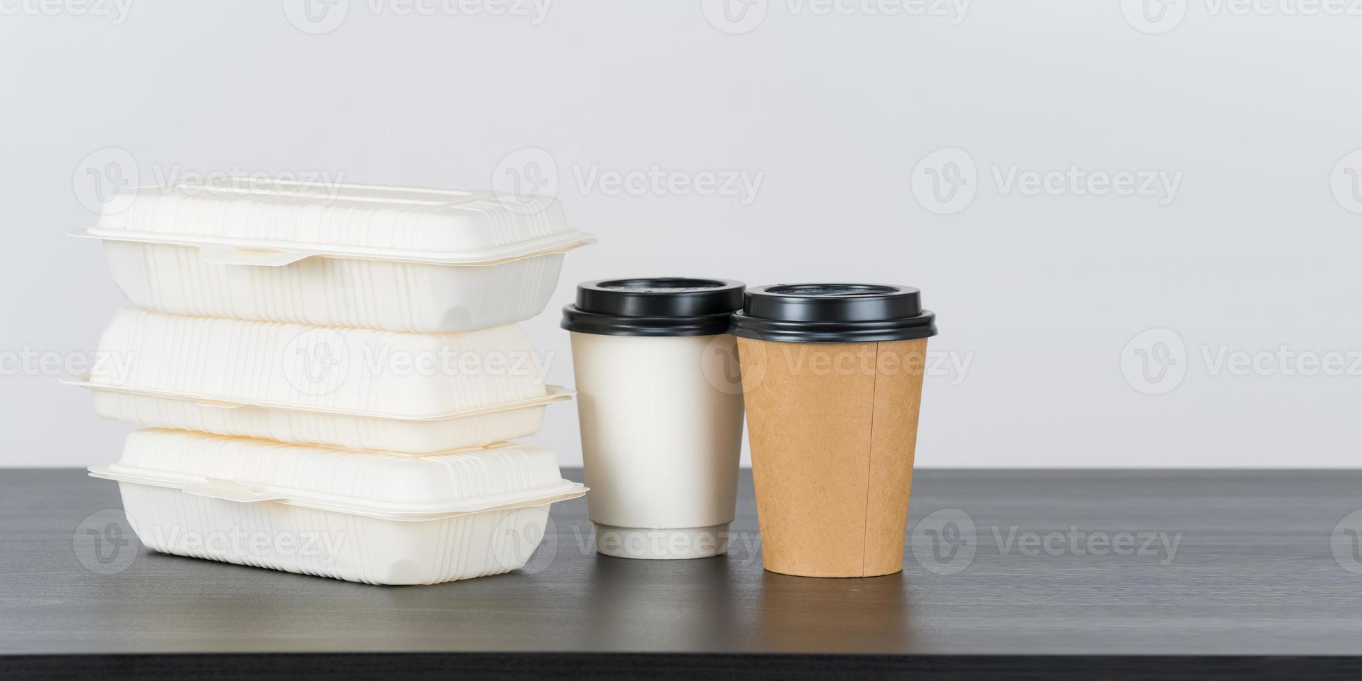 set di tazze da caffè in carta bianca con contenitori per alimenti in carta foto
