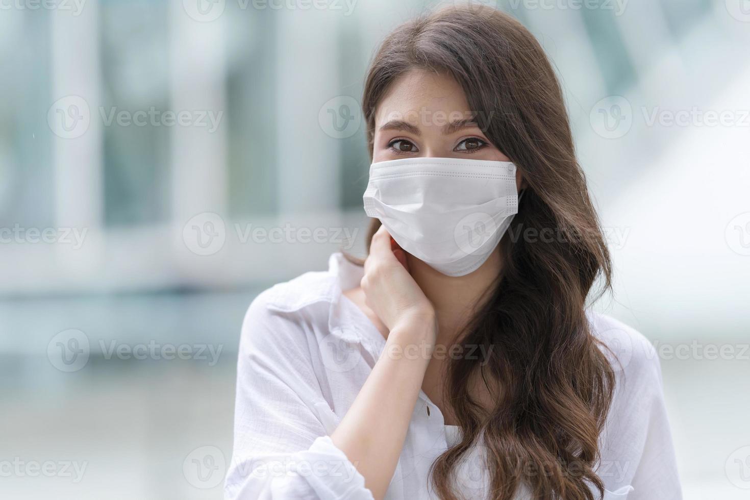 giovane donna che indossa una maschera medica foto