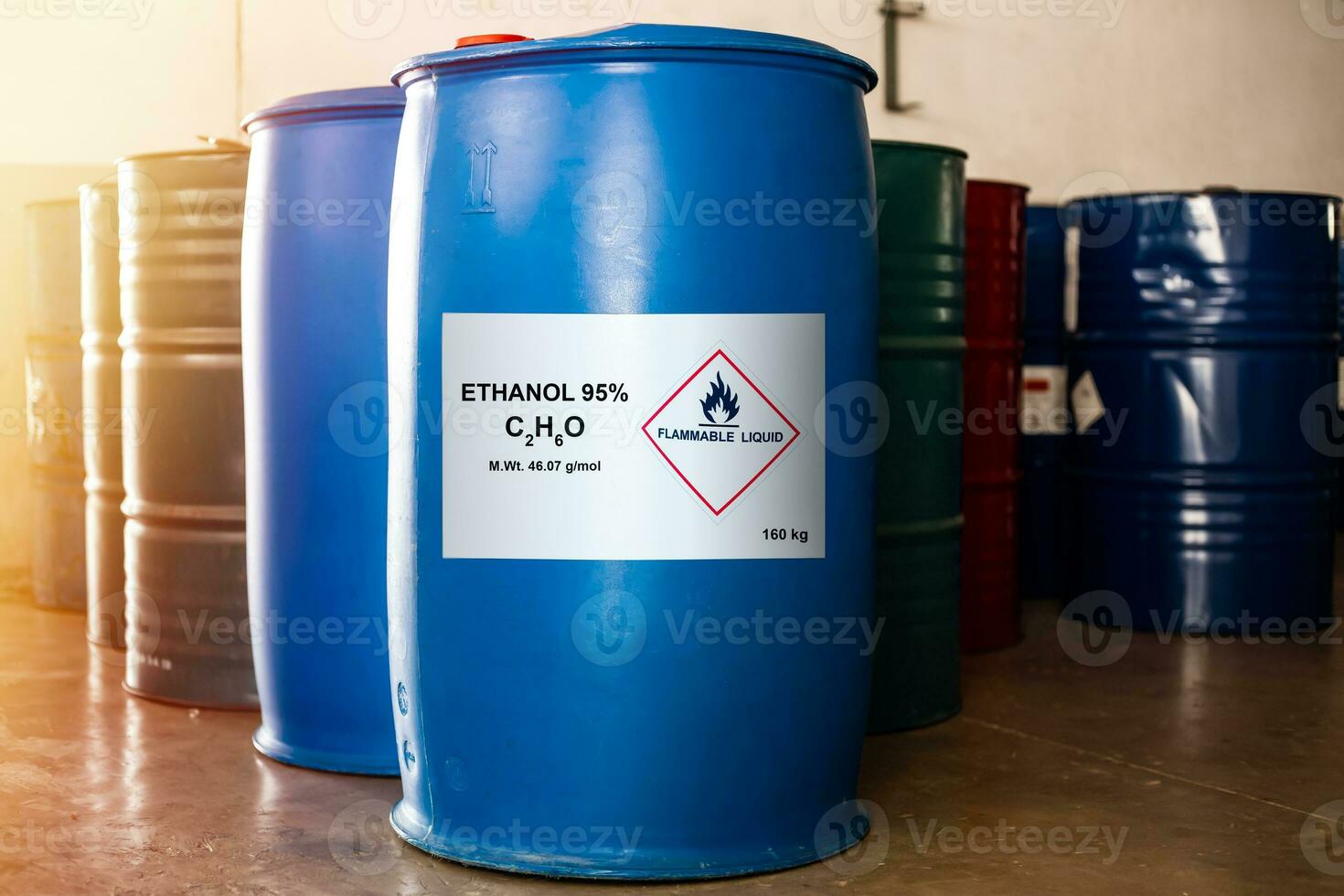blu tamburo dimensione 160 kg di etanolo 95 percentuale con il etichetta di infiammabile liquido mostrare attenzione per uso. nel aggiunta, ha un' chimico barile di altro solventi accanto esso. foto
