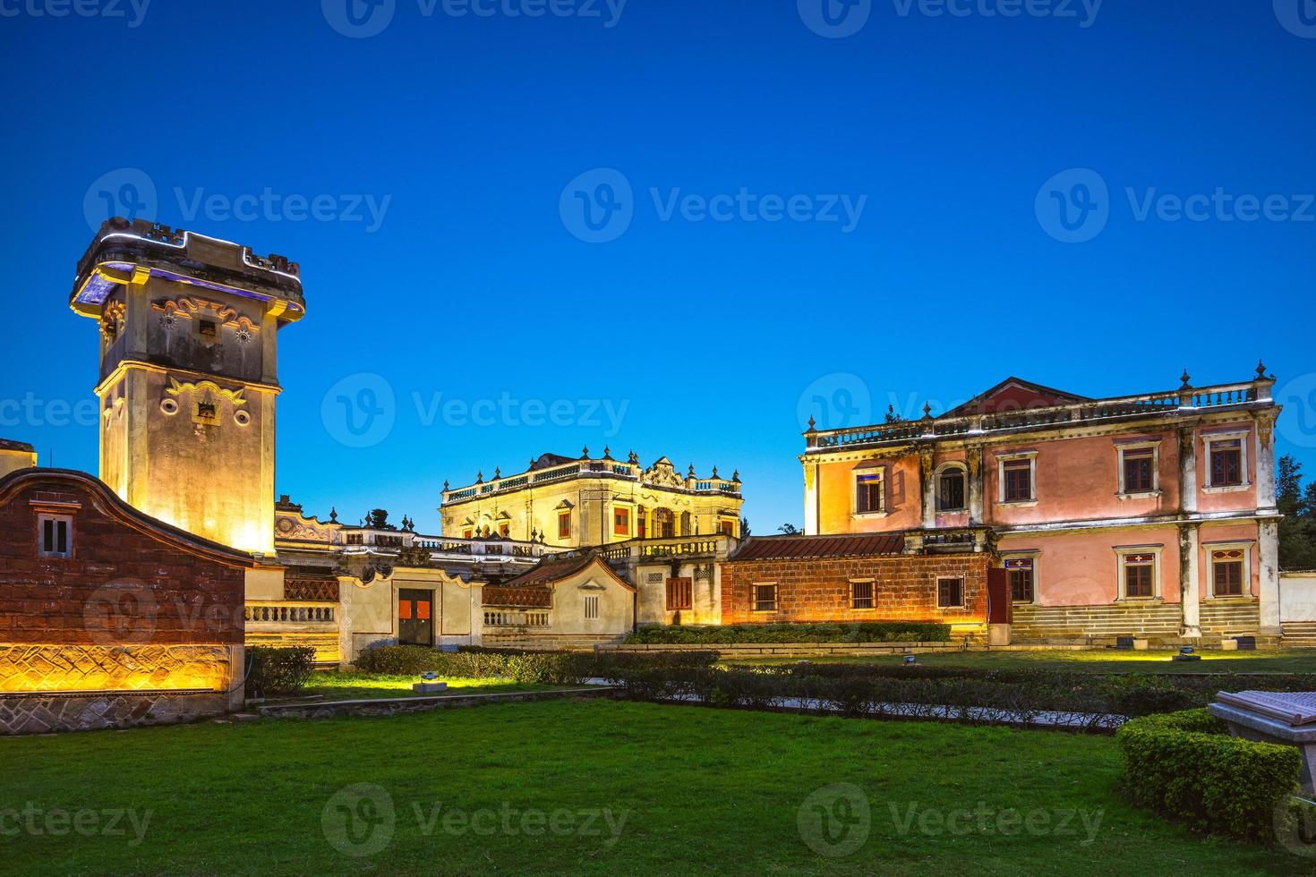 edificio storico torre deyue a kinmen di notte foto