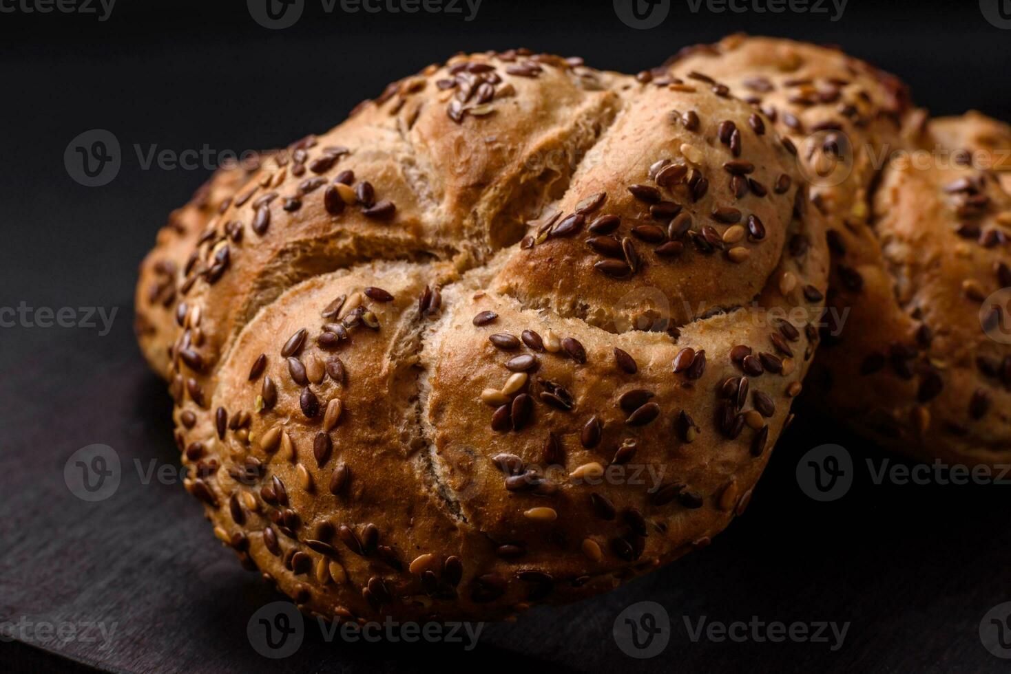 delizioso appena al forno croccante ciambella o Kaiser rotolo con sesamo semi foto