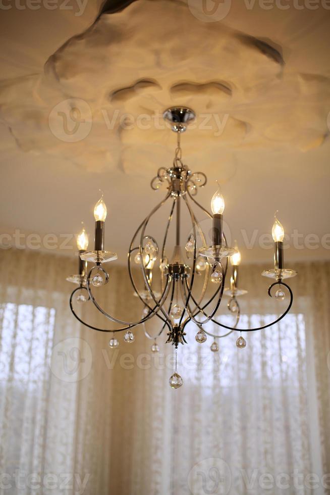 primo piano sul cristallo dei lampadari contemporanei, è una lampada ornamentale ramificata progettata per essere montata a soffitto oa parete. lampadario d'epoca. foto