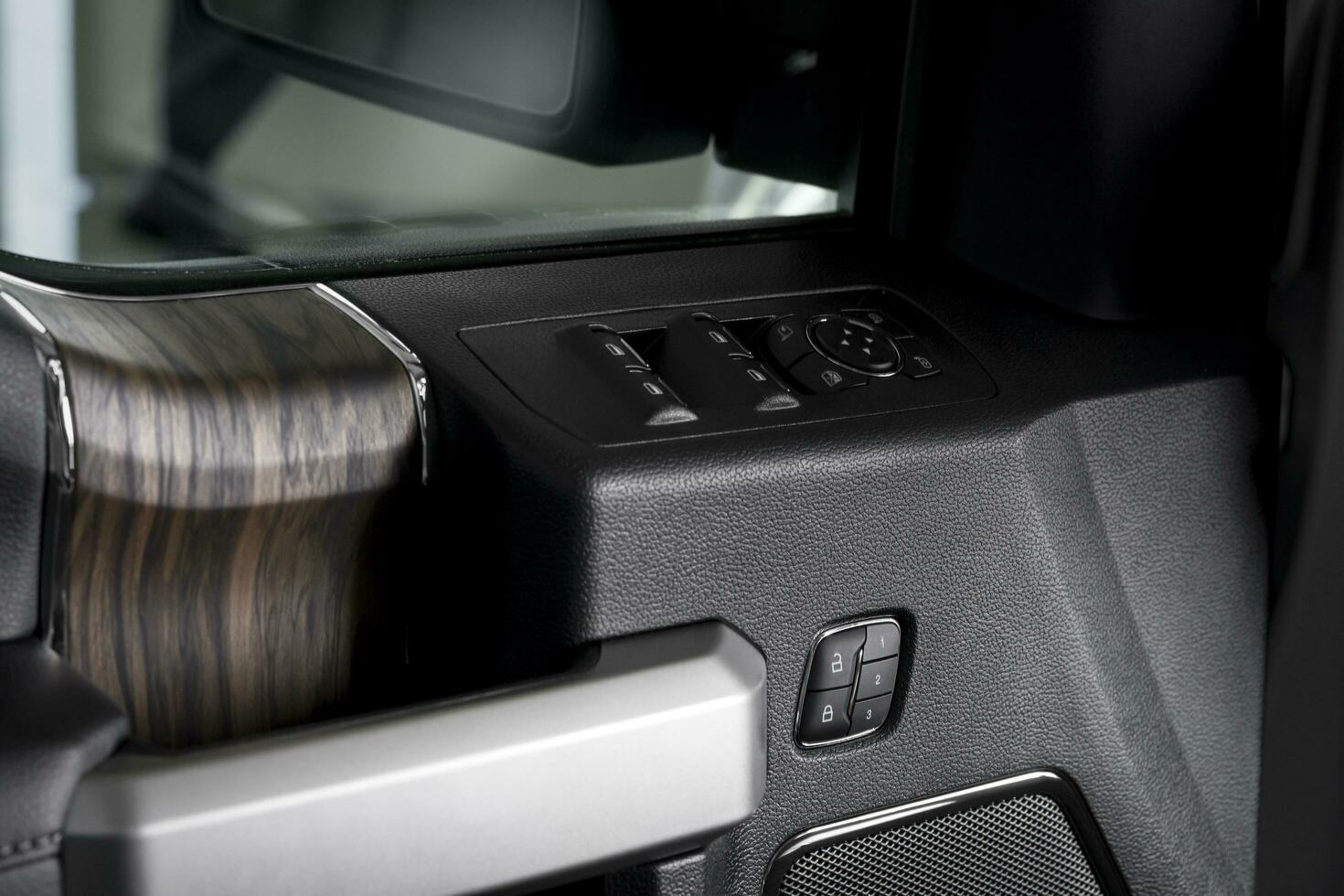 elettrico porta pannello, interno di un' nuovo auto con di legno dettagli - posteriore Visualizza specchio foto