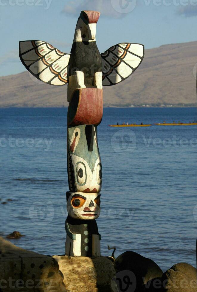 Questo hawaiano totem su Maui, Hawaii, è decorato con vivido animale emblemi quello il nativo hawaiani considerare come sacro icone. foto