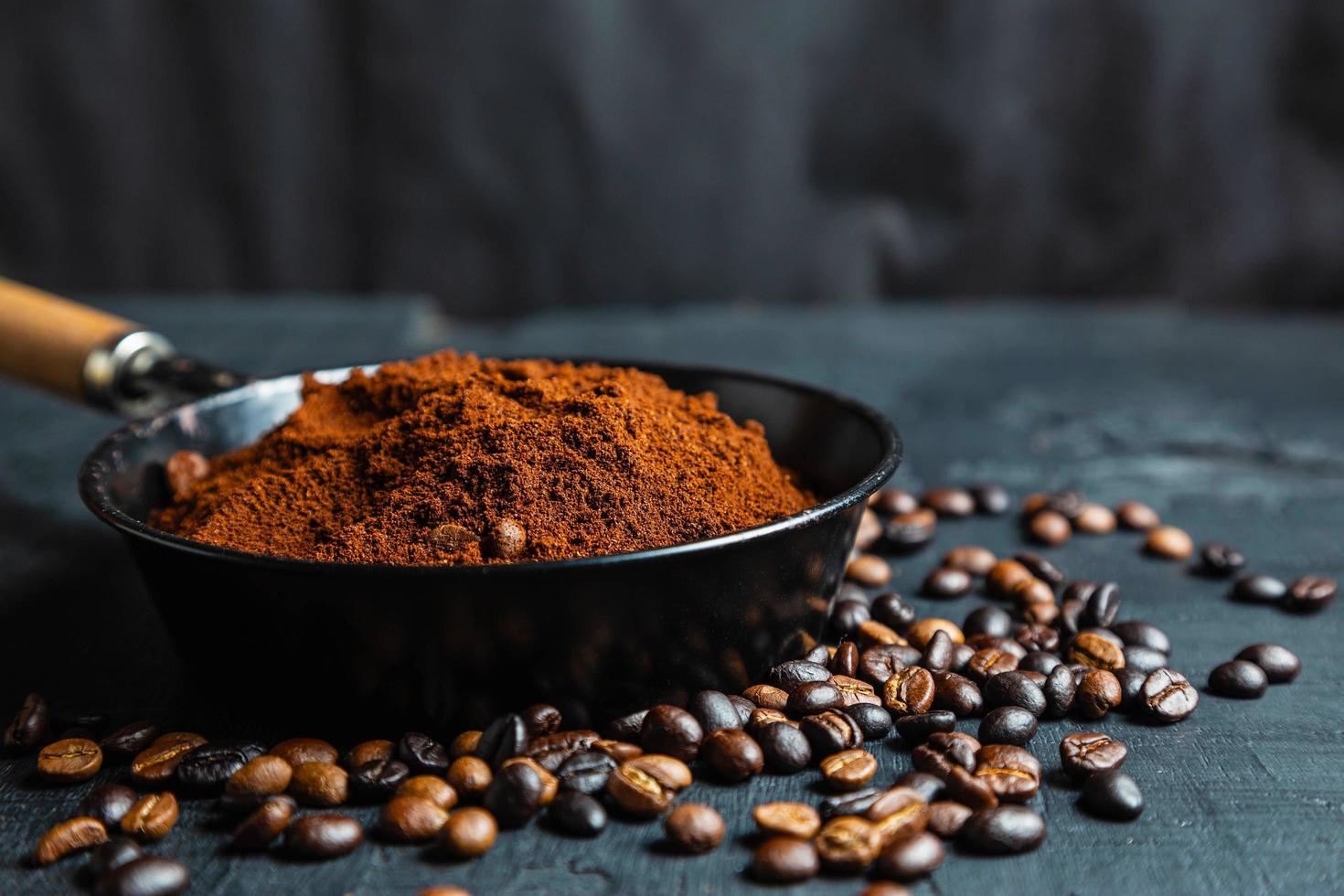 caffè macinato in polvere e caffè in grani tostato foto