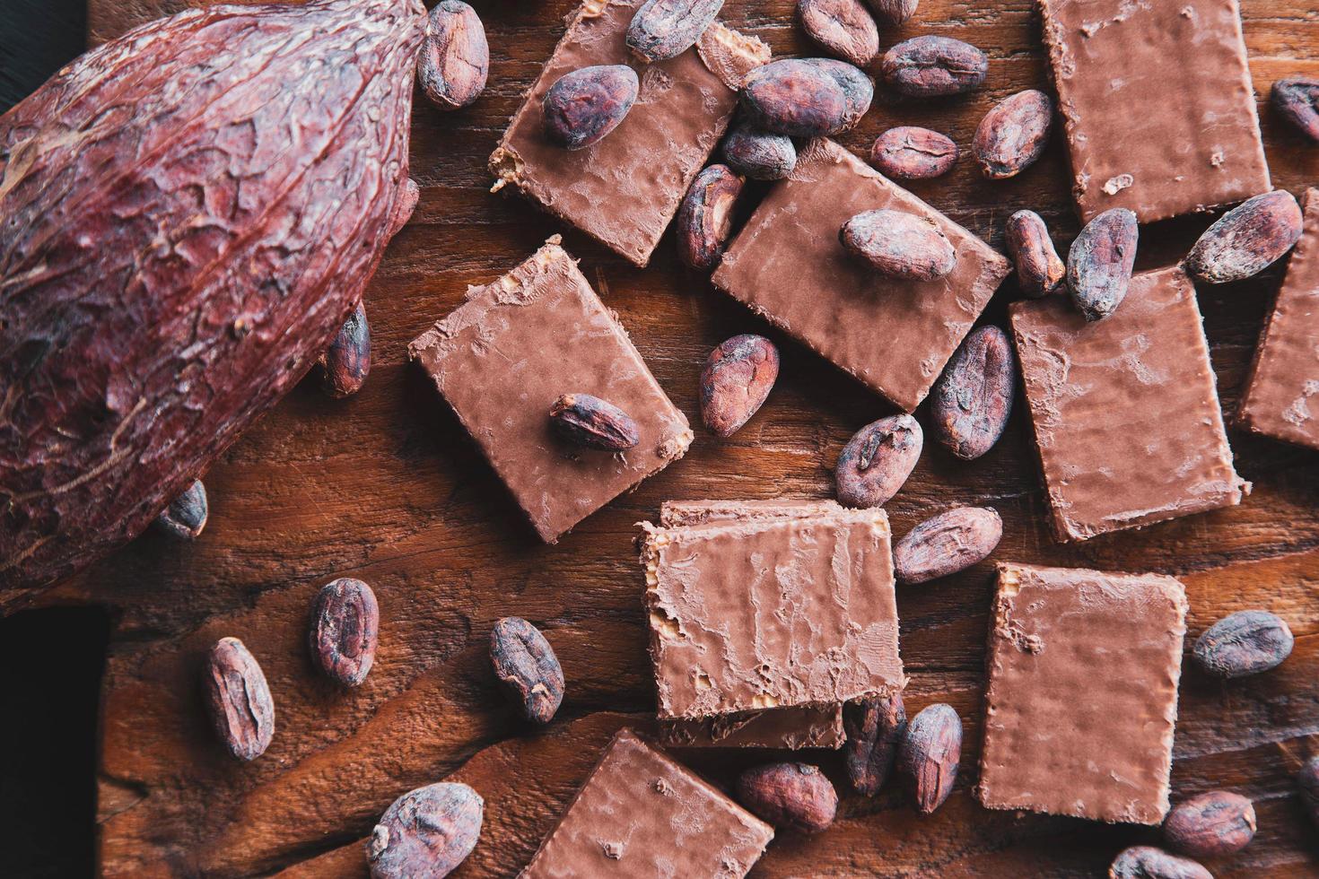 cioccolato e fave di cacao con cacao su fondo nero foto