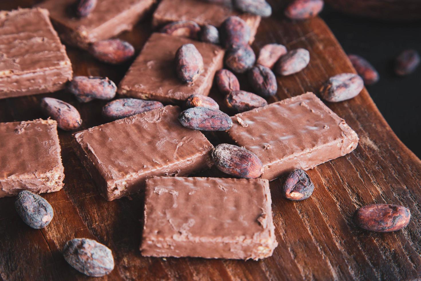 cioccolato e fave di cacao con cacao su fondo nero foto