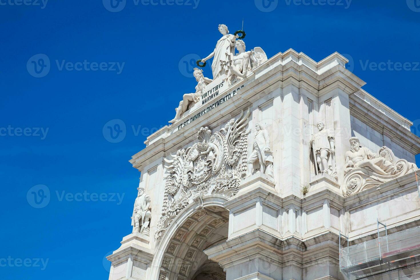 dettaglio di il rua augusta arco collocato a commercio piazza e costruito per commemorare il ricostruzione di il città di Lisboa dopo il 1755 terremoto foto