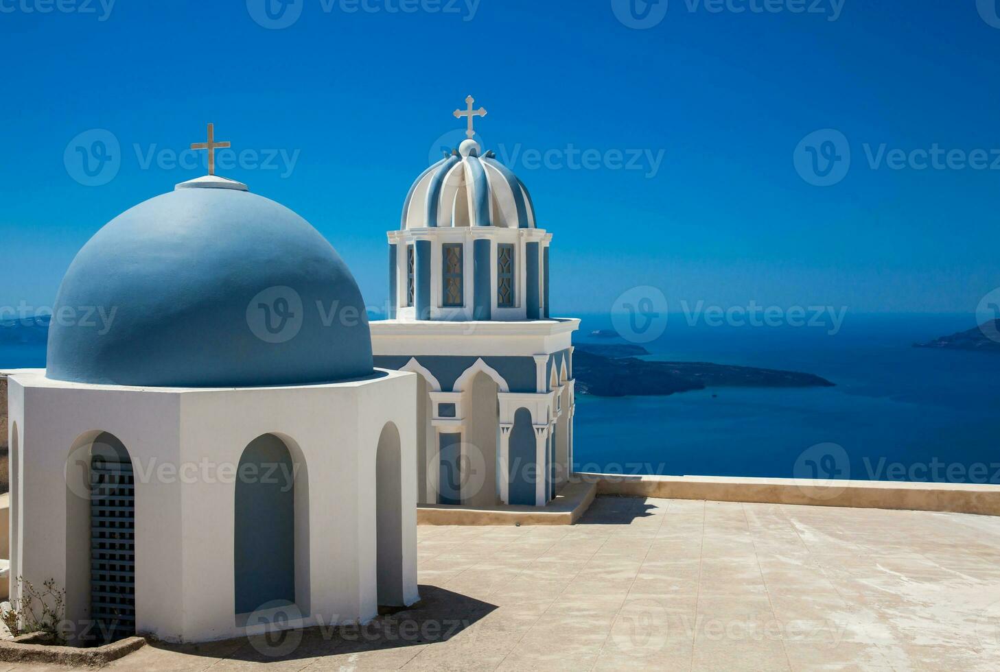 cupole su il tetto di il Chiesa di st marchio il evangelista e il Egeo mare su il fira città a santorini isola foto