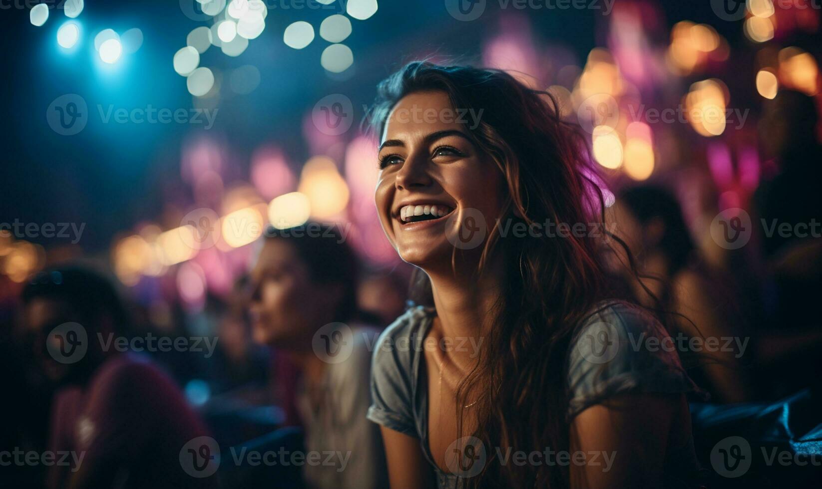 donne ridendo e avendo un' bene tempo a un' concerto a un' musica Festival. ai generato foto