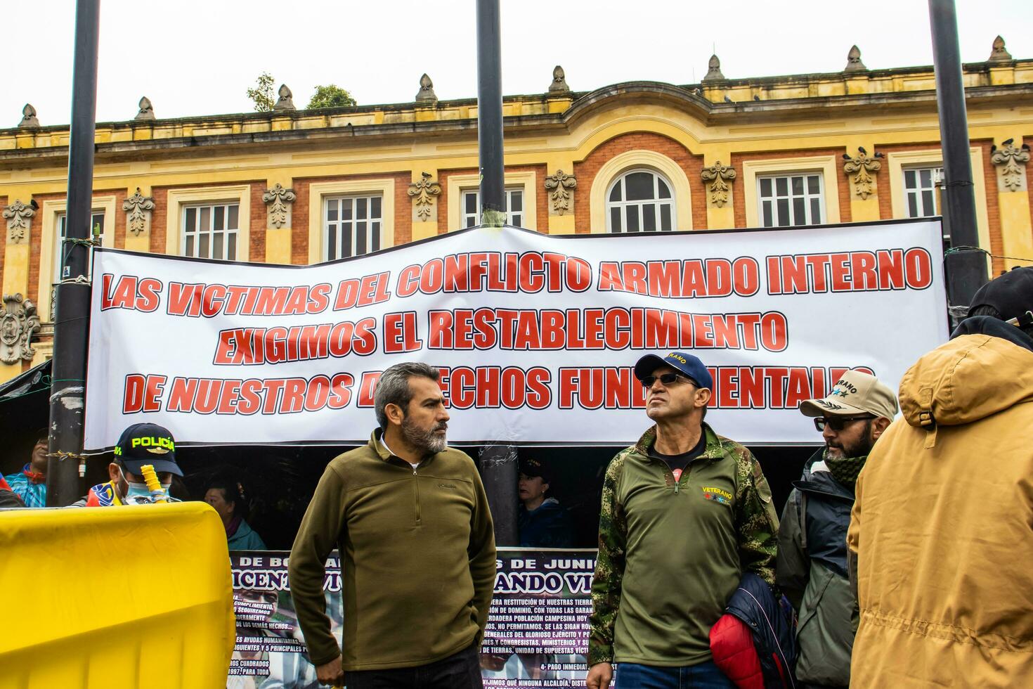 bogotà, Colombia, 19 luglio 2023. tranquillo, calmo protesta di il membri di il attivo Riserva di il militare e polizia forze nel bogotà Colombia contro il governo di gustavo petro foto
