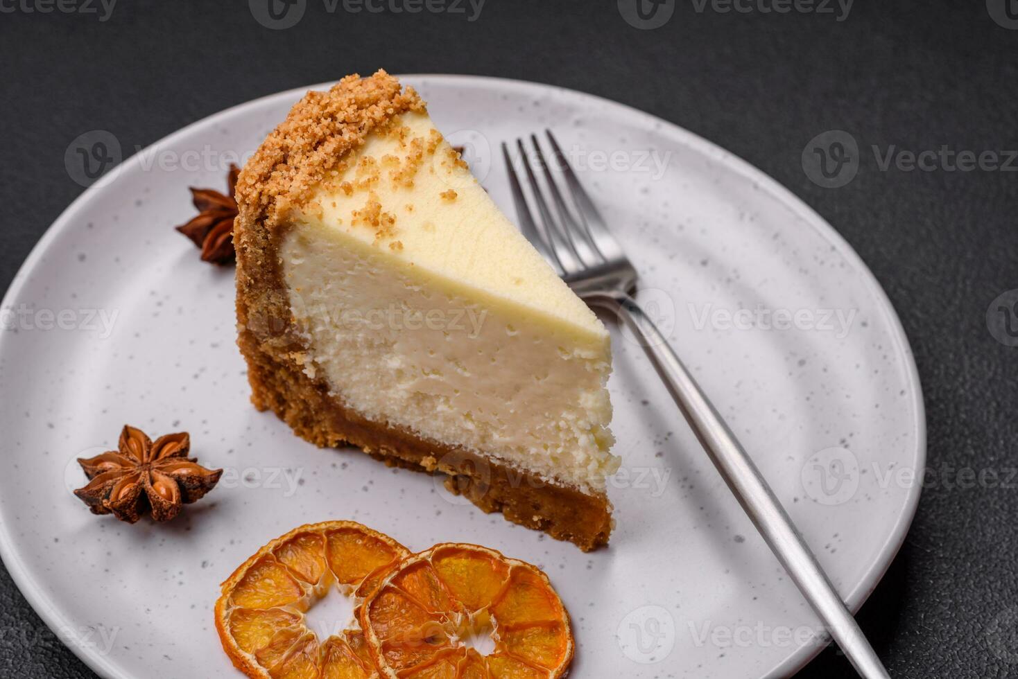 delizioso dolce torta di formaggio torta su strutturato calcestruzzo sfondo foto