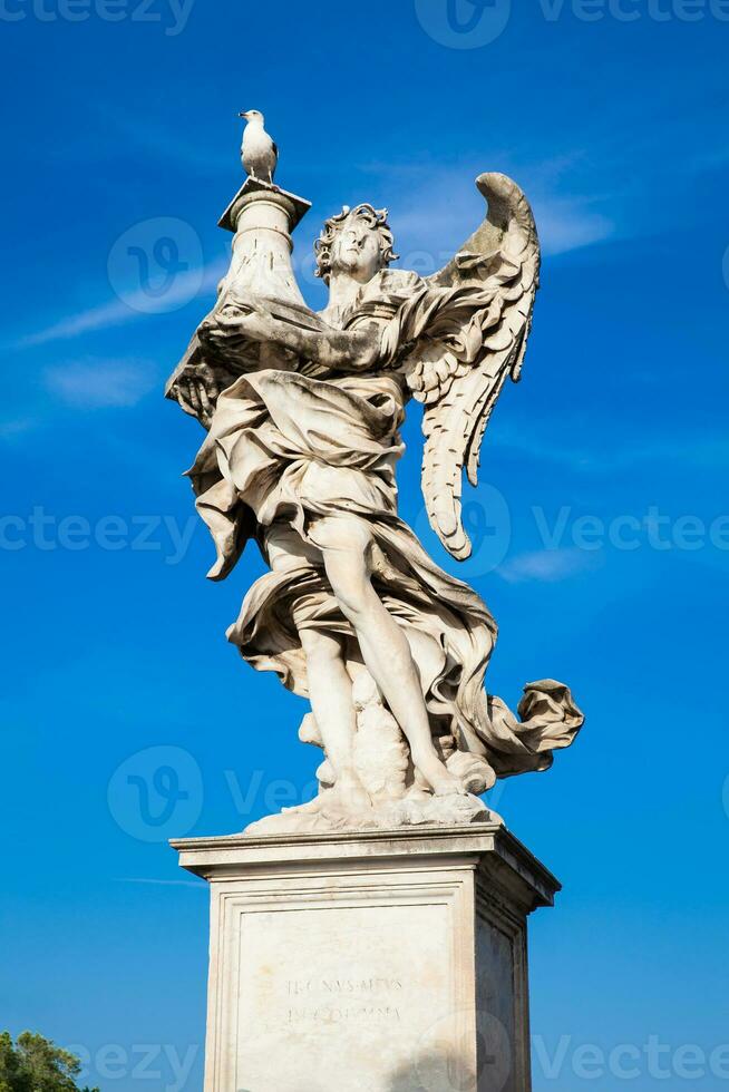 bellissimo angelo con il colonna statua creato di antonio raggi su il 16 ° secolo a sant angelo ponte nel Roma foto