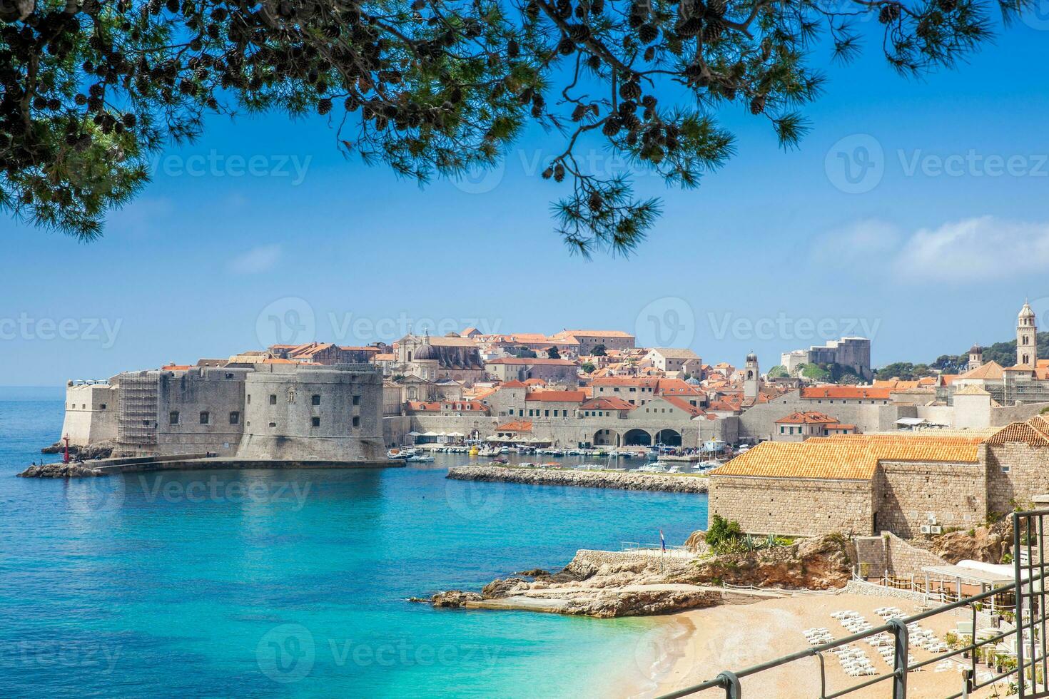 il bellissimo banje spiaggia e dubrovnik città foto