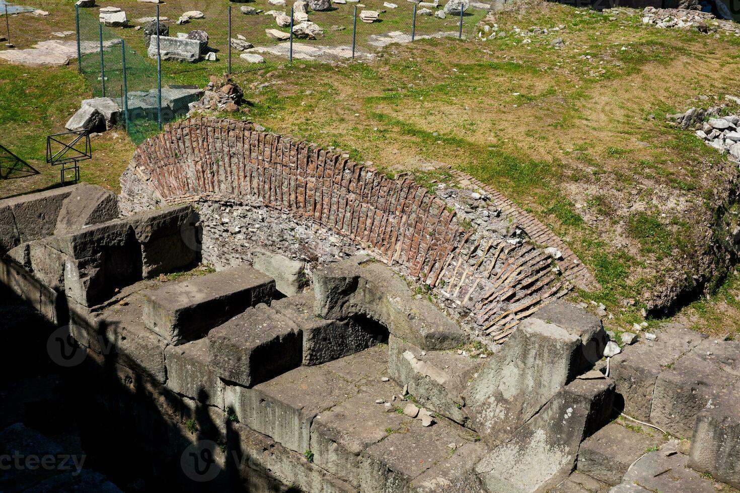 antico rovine di il Forum di augusto con tempio di Marte il vendicatore inaugurato nel 2 avanti Cristo foto