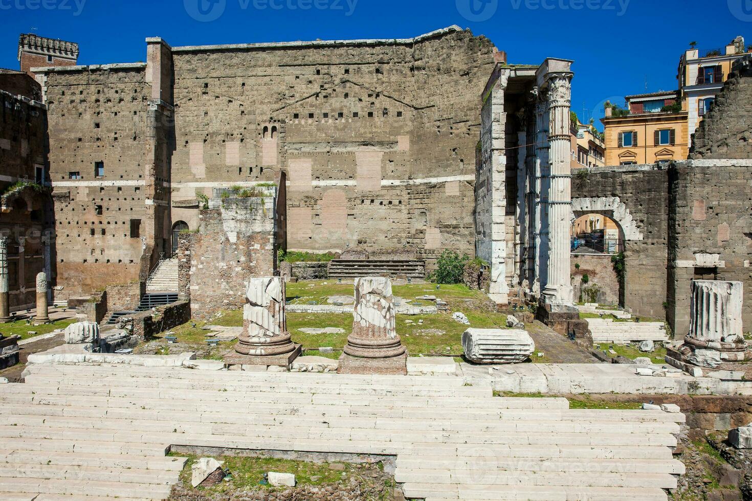 antico rovine di il Forum di augusto con tempio di Marte il vendicatore inaugurato nel 2 avanti Cristo foto