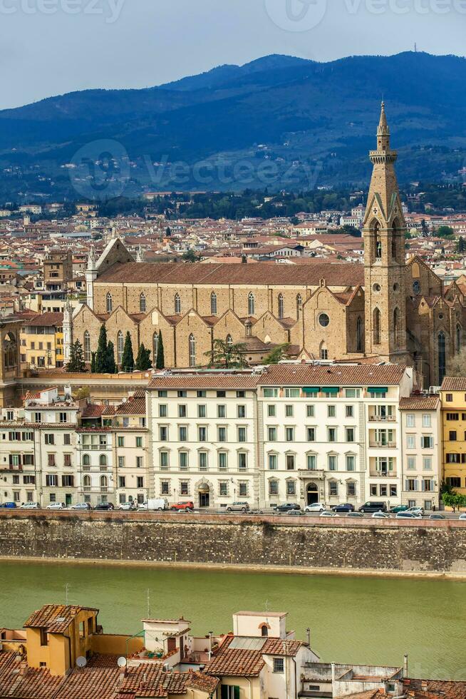 Visualizza di il bellissimo basilica di Santa Croce e il città di Firenze a partire dal michelangelo piazza foto