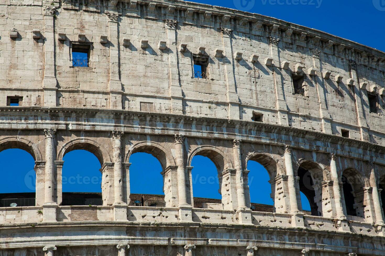 dettaglio di il famoso colosseo o Colosseo anche conosciuto come il flaviano anfiteatro nel il centro di il città di Roma foto