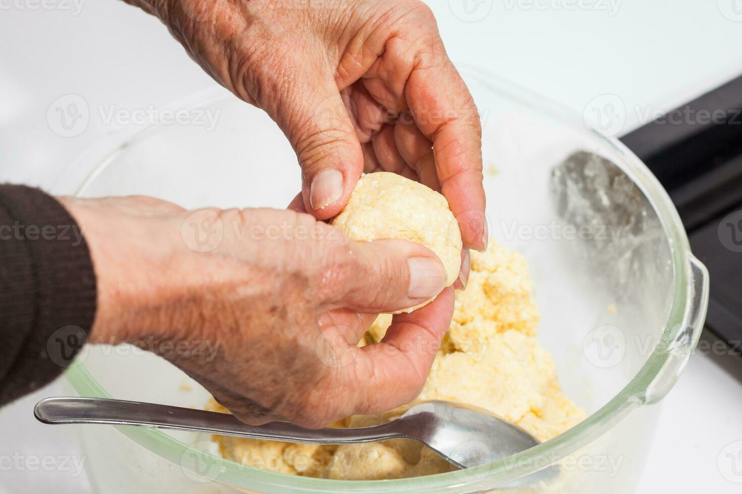 pandebono preparazione. modulo pandebono Impasto in medio dimensioni palle foto