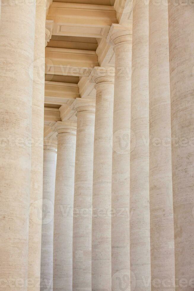 dettaglio di il bella dorico colonnato a st Peter piazza su il Vaticano città nel Roma foto