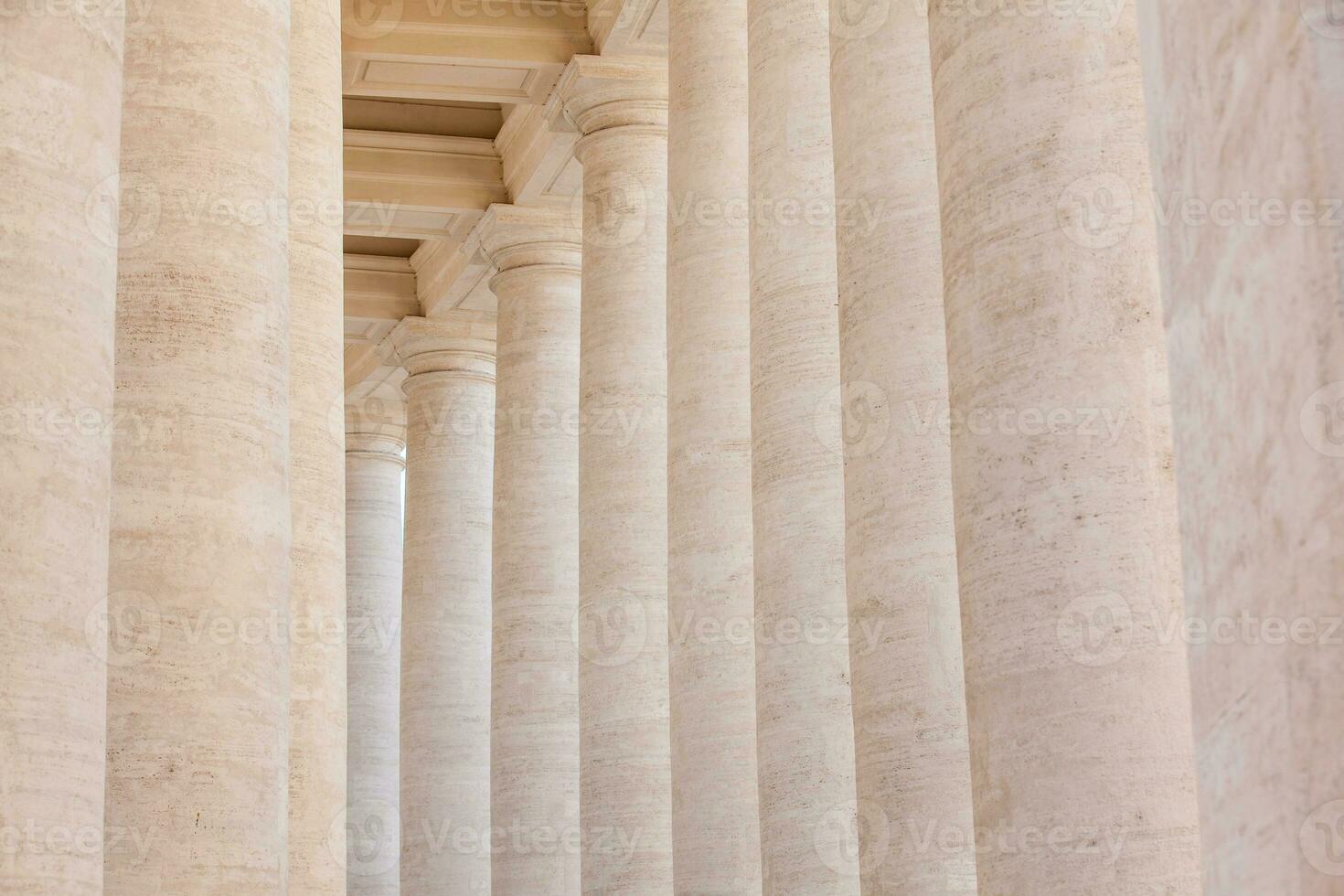 dettaglio di il bella dorico colonnato a st Peter piazza su il Vaticano città nel Roma foto