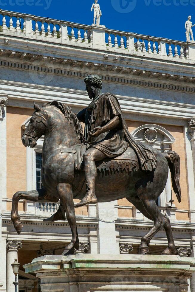 replica di il equestre statua di marcus aurelio collocato a il capitolino collina nel Roma foto