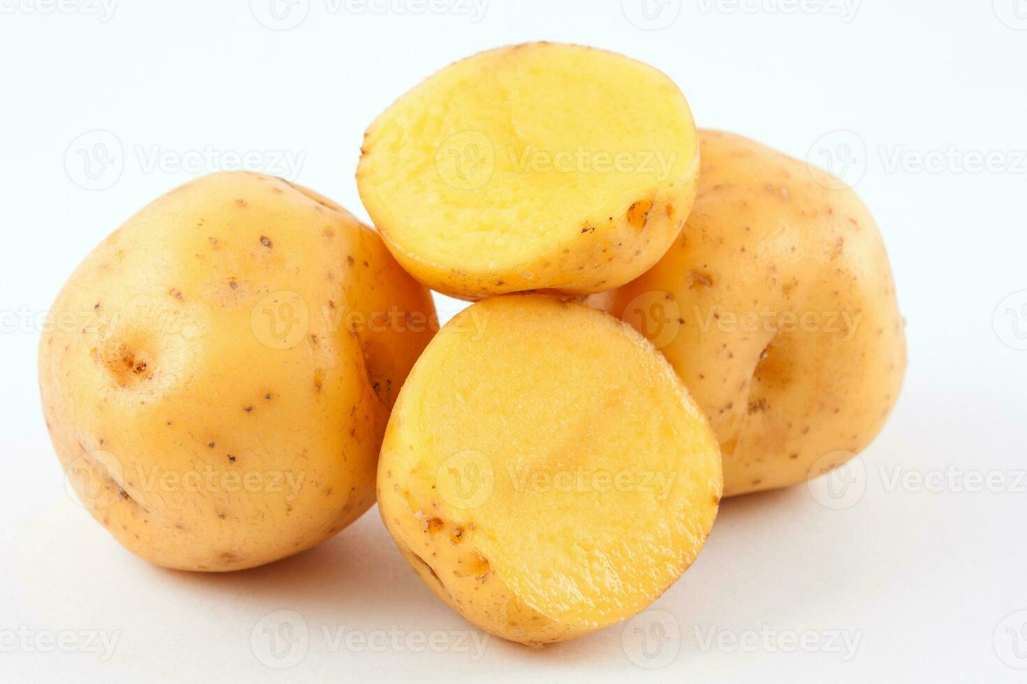 giallo Patata isolato nel bianca sfondo. Solanum phureja foto