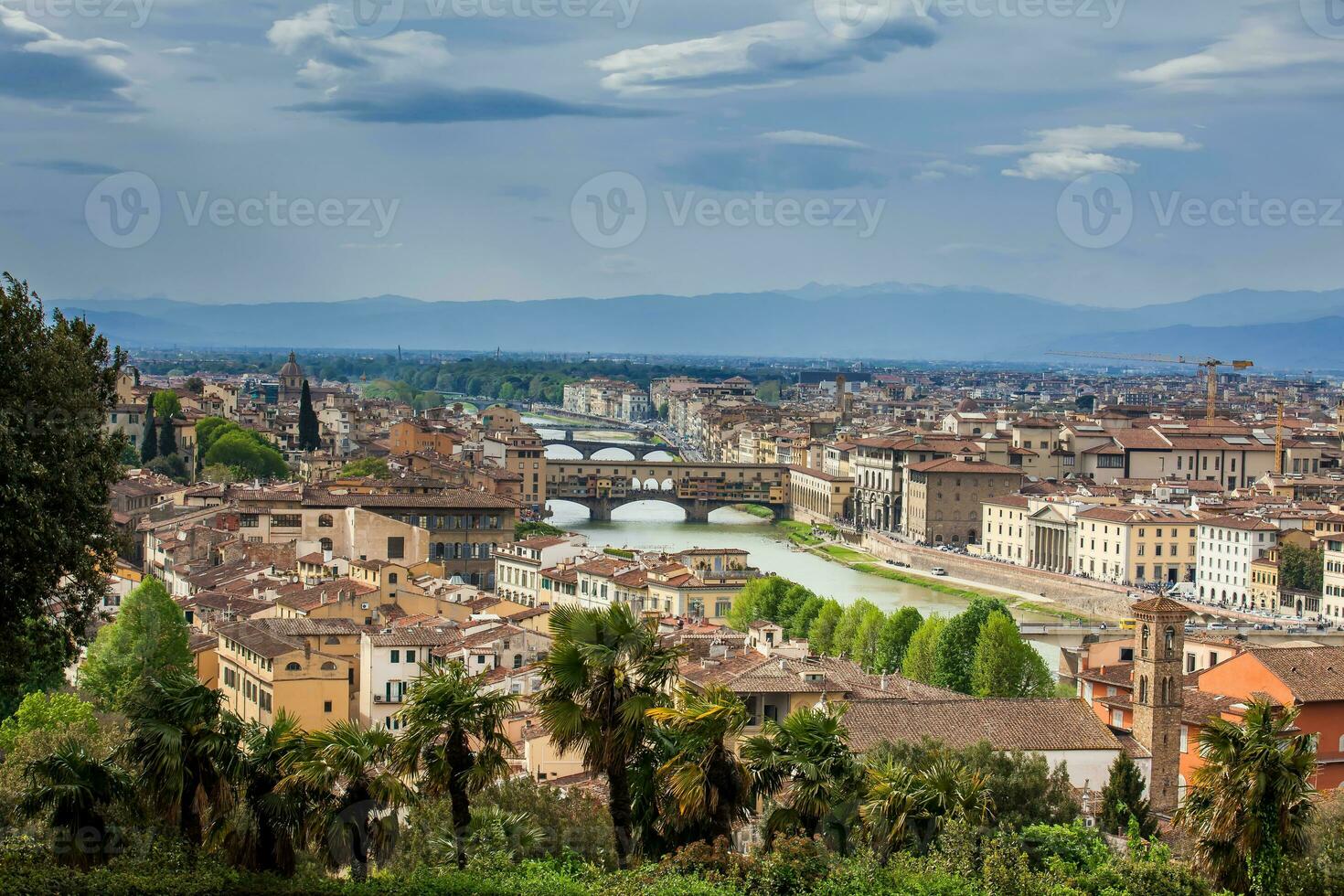 Visualizza di Ponte Vecchio e il bellissimo città di Firenze a partire dal michelangelo piazza foto