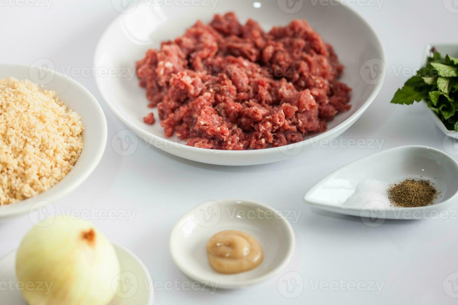 passo di passo levantino cucina kibbeh preparazione. ingredienti per preparare kibbeh foto