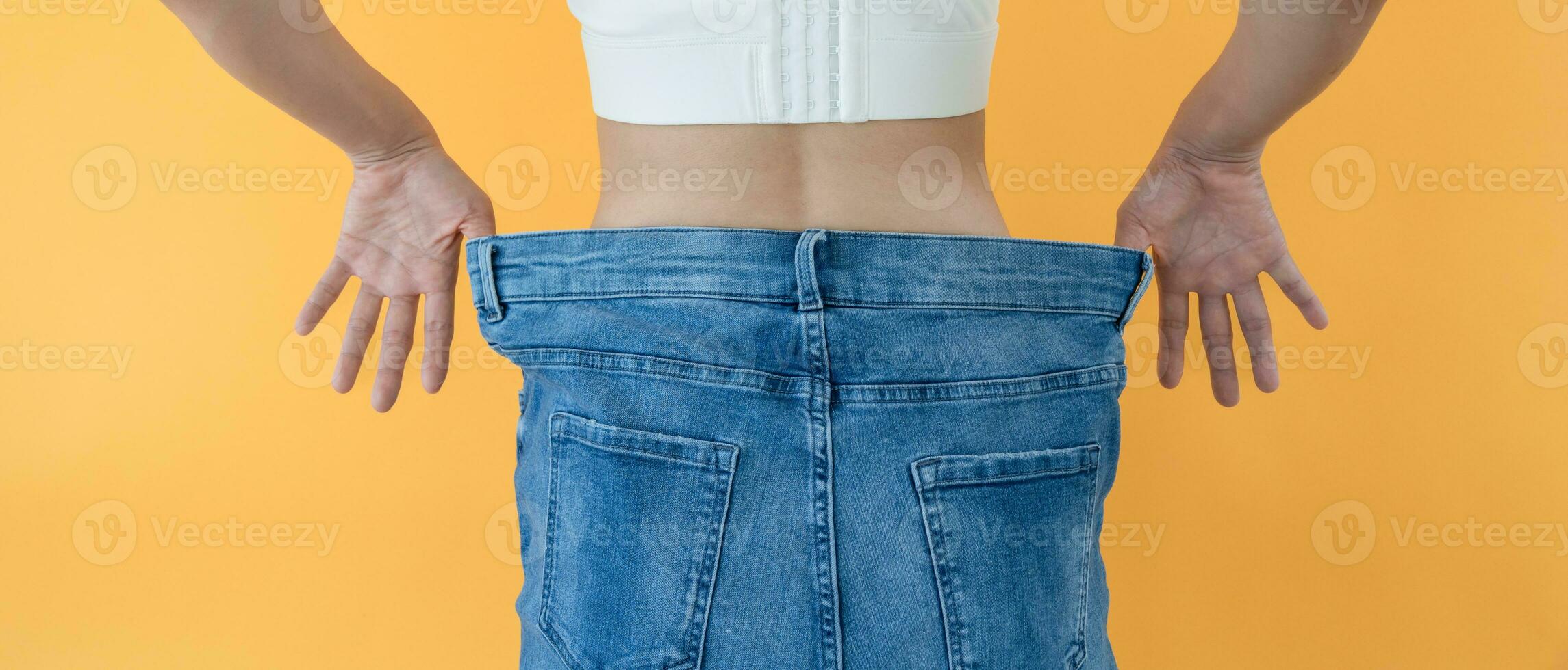 donne mostrando risultati di dieta. bellissimo forma. femmina avere un' ridotto vita dimensione dopo sotto andando un' peso perdita corse. può non indossare jeans dovuto per peso perdita. equilibrio, controllo, routine, esercizio. foto