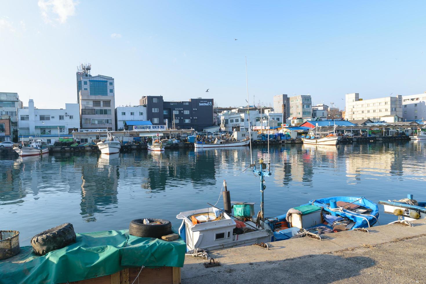 seoul, corea, 2 gennaio 2016 - barche da pesca ormeggiate foto