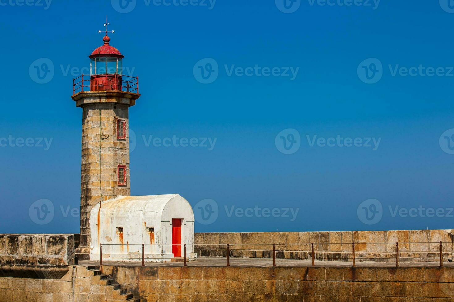 bellissimo presto primavera giorno a il storico felgueiras faro costruito su 1886 e collocato a douro fiume bocca nel porto città foto