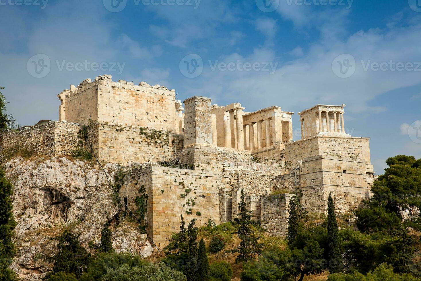 il acropoli nel un' bellissimo presto primavera giorno visto a partire dal il areopago collina nel Atene foto