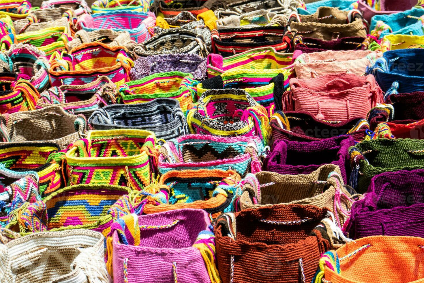 strada vendita nel bogotà di tradizionale borse mano a maglia di donne di il modo Comunità nel Colombia chiamato mochilas foto