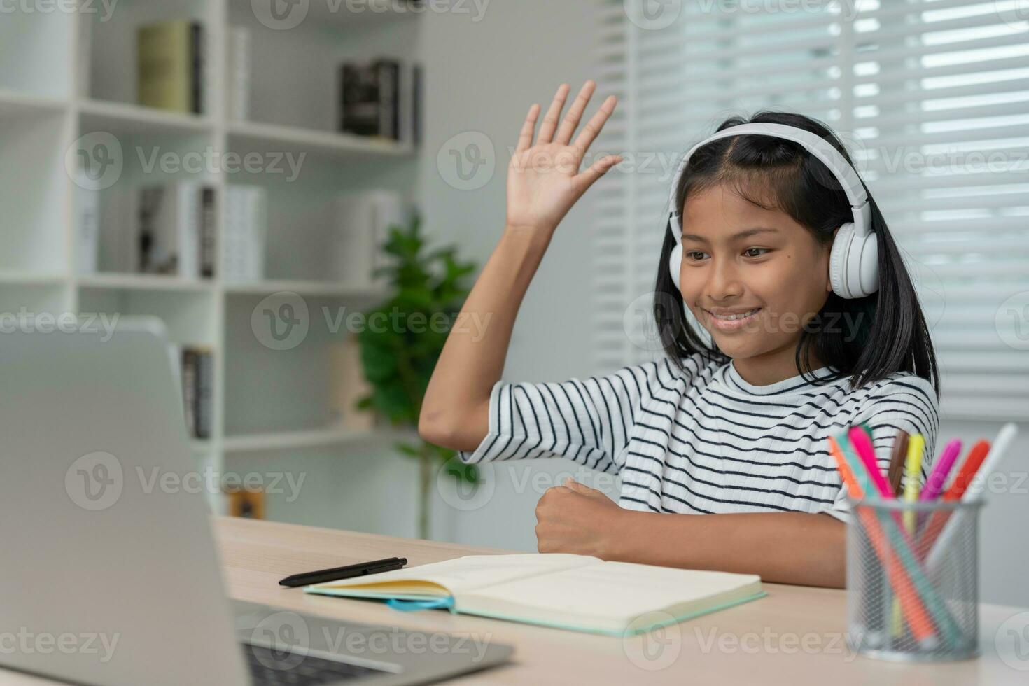 in linea precettore in linea corso per asiatico bambini. video conferenza su il computer portatile a casa. giocare indietro in linea corso, ragazza alunno indossare auricolari per studia, Appunti compiti a casa, video classi, nuovo formazione scolastica. foto