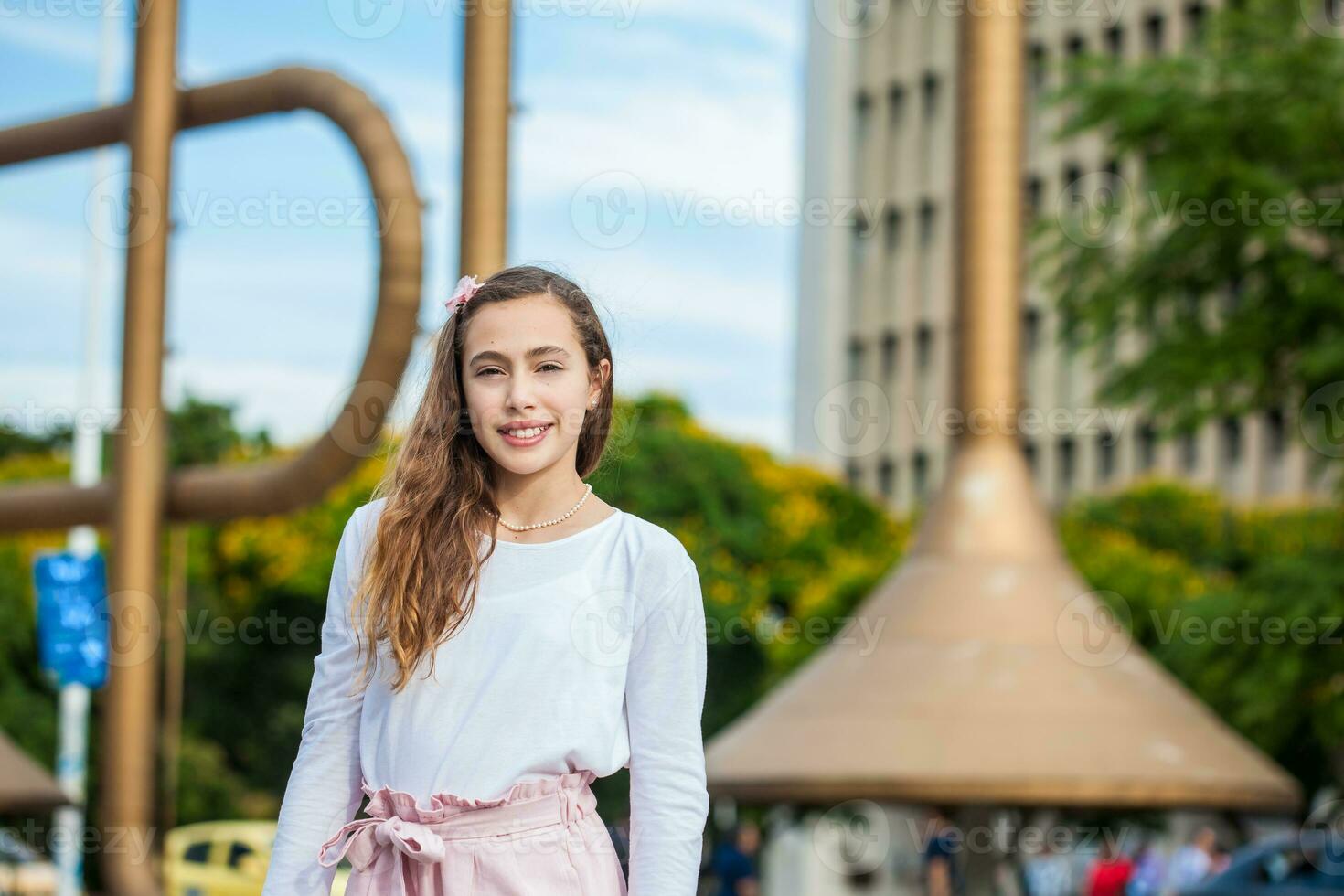 bellissimo giovane ragazza a il jairo varela piazza nel il città di cali nel Colombia foto