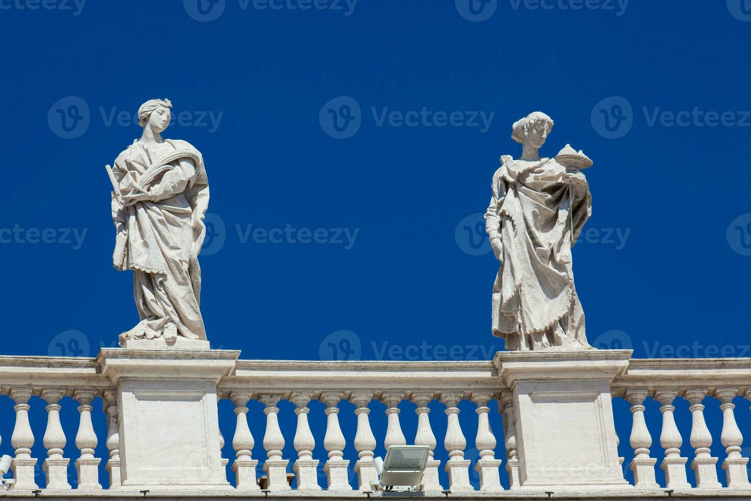 dettaglio di il statue di santi quello corona il colonnati di st. Peter piazza costruito su 1667 su il Vaticano città foto