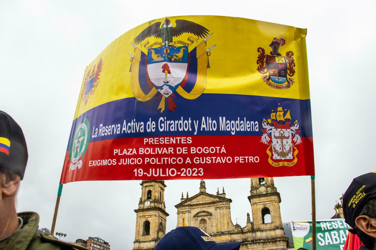 bogotà, Colombia, 19 luglio 2023. tranquillo, calmo protesta di il membri di il attivo Riserva di il militare e polizia forze nel bogotà Colombia contro il governo di gustavo petro foto