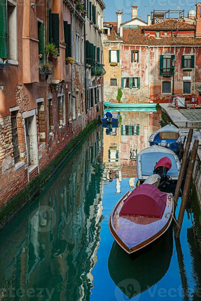 il pittoresco canali di il bellissimo Venezia città foto