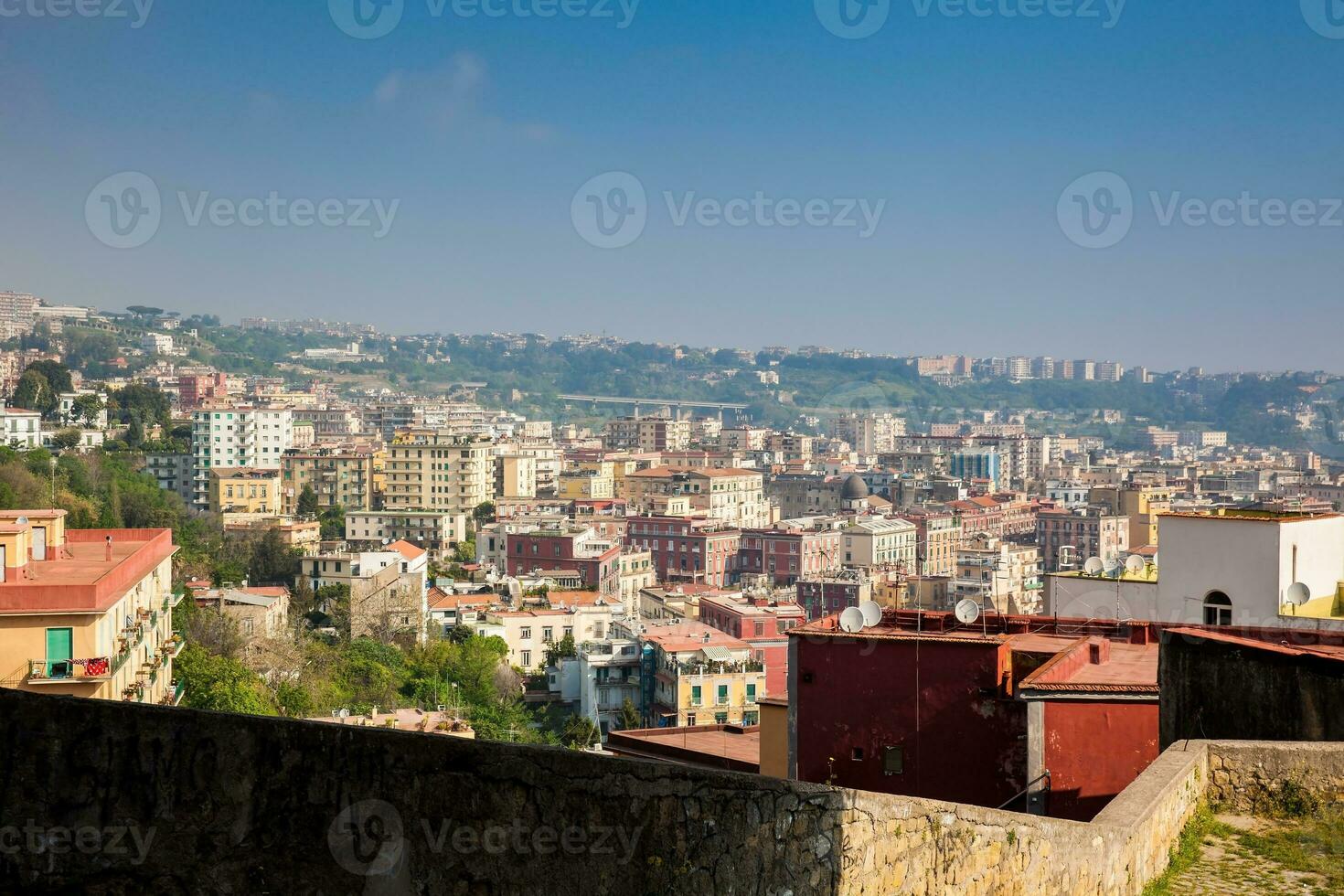 Visualizza di Napoli città a partire dal il pedamentina di san martino un' complesso sistema di stanco discese con 414 passaggi quello si connette il certosa di san martino per il storico centro di il città foto