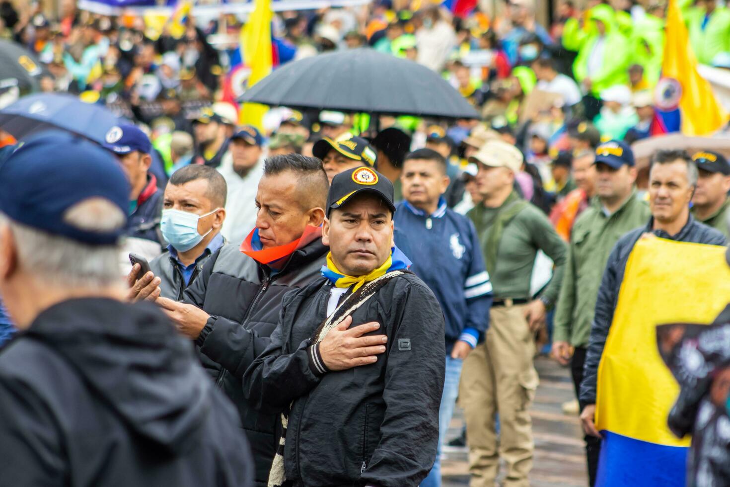 bogotà, Colombia, 19 luglio 2023. tranquillo, calmo protesta di il membri di il attivo Riserva di il militare e polizia forze nel bogotà Colombia contro il governo di gustavo petro foto